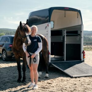 Ifor Williams HBE506 hestehenger m. salkammer SORT